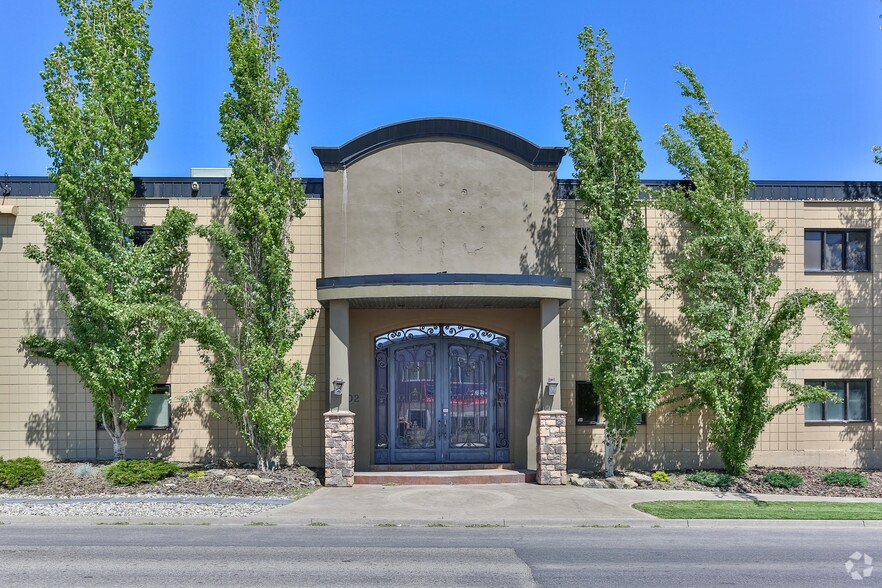 More Photos Of 520 36 Av NE, Calgary Showroom For Lease