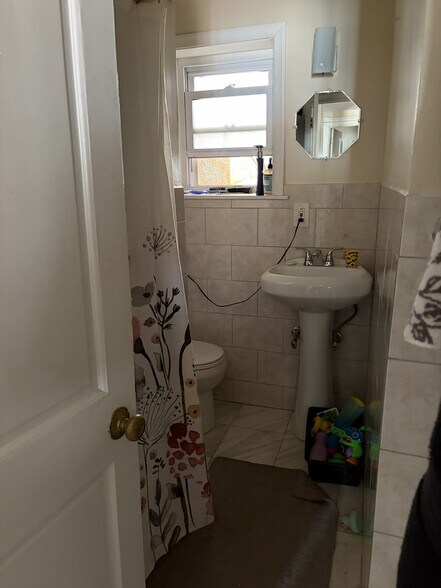 More Photos Of 8 Runnemede Ave, Lansdowne Apartments For Sale