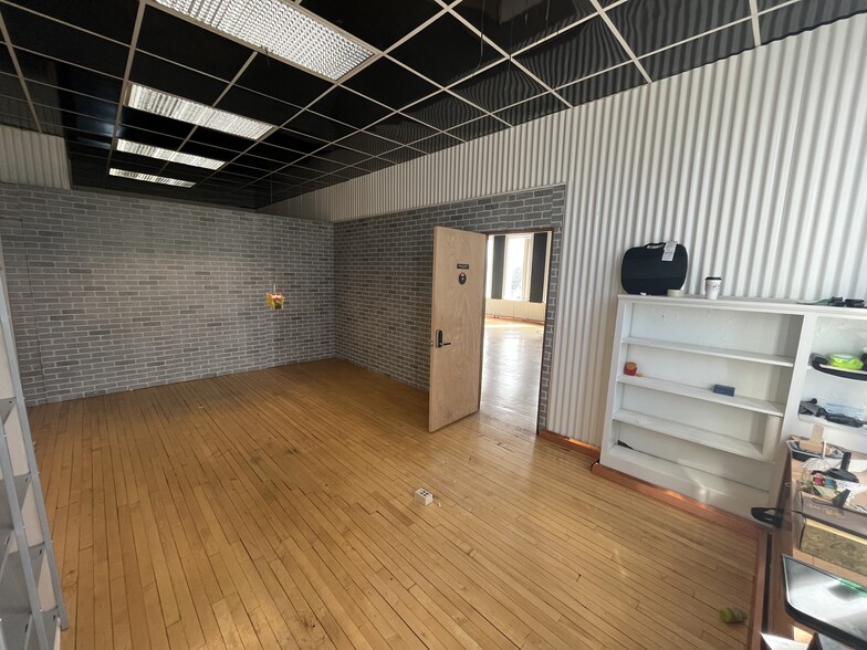 More Photos Of 1034 S 18th St, Manitowoc Flex For Lease