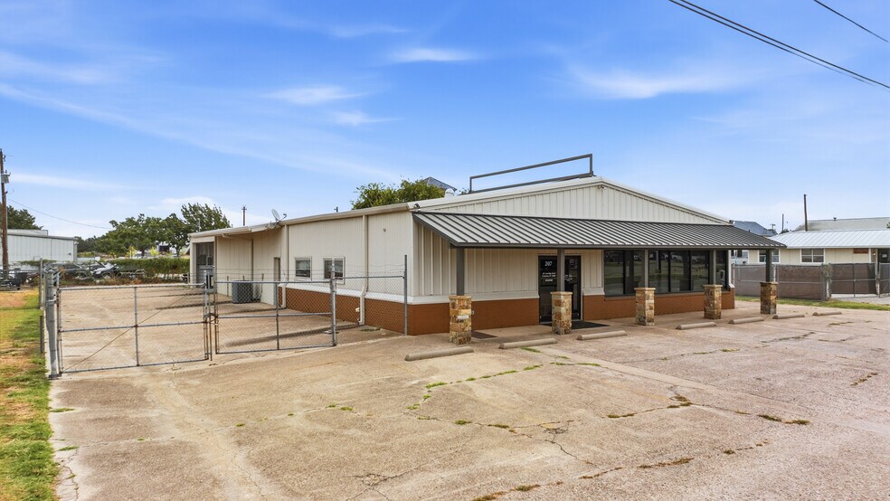 More Photos Of 207 Eastridge Rd, Granbury General Retail For Sale