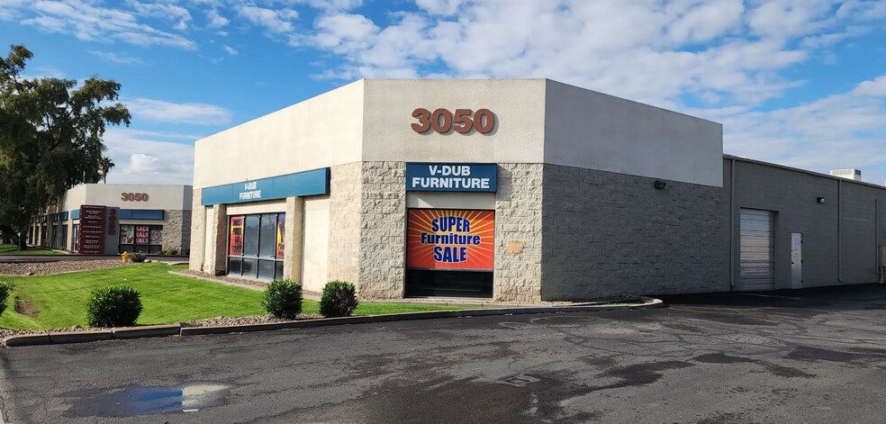 More Photos Of 3050 S Country Club Dr, Mesa Showroom For Lease