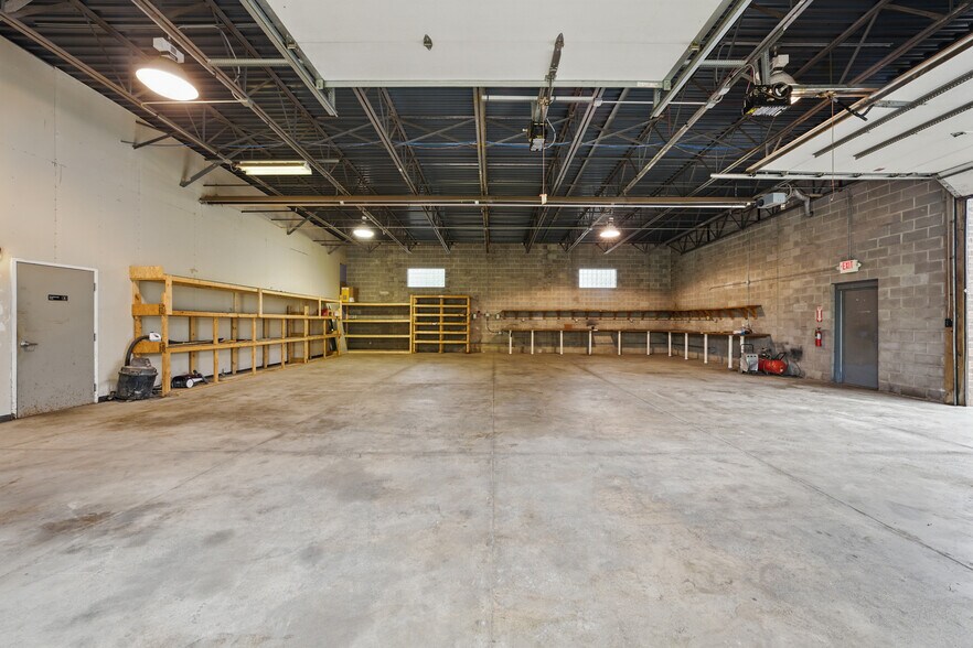 More Photos Of 9552 York Alpha Dr, North Royalton Service For Sale