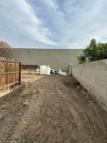 More Photos Of 12422 Bromwich St, Pacoima Land For Lease