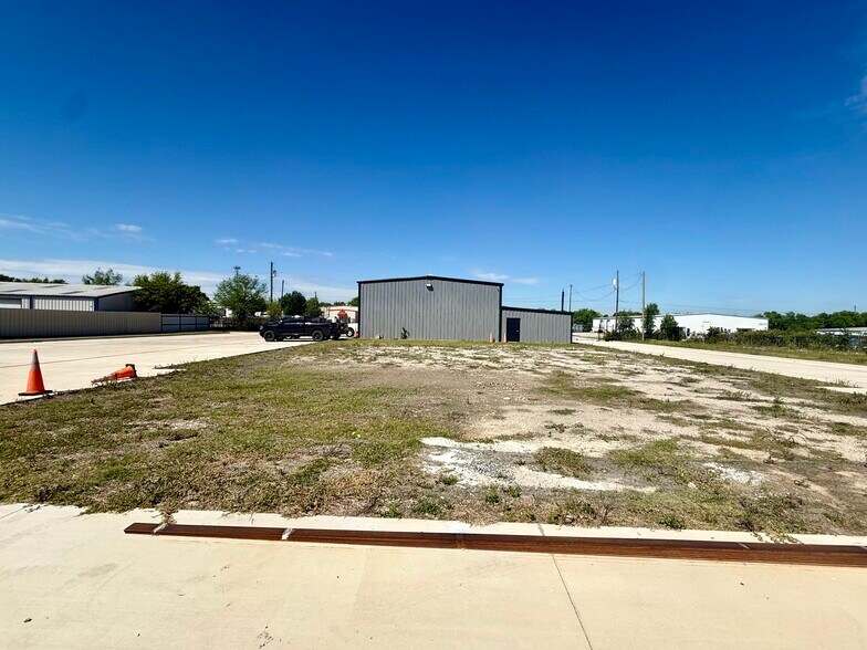 More Photos Of 227 National Dr, Rockwall Flex For Sale