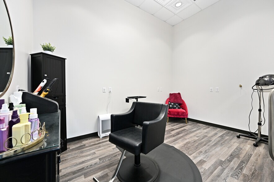 More Photos Of 901 N Vista Ridge Blvd, Cedar Park General Retail For Sale