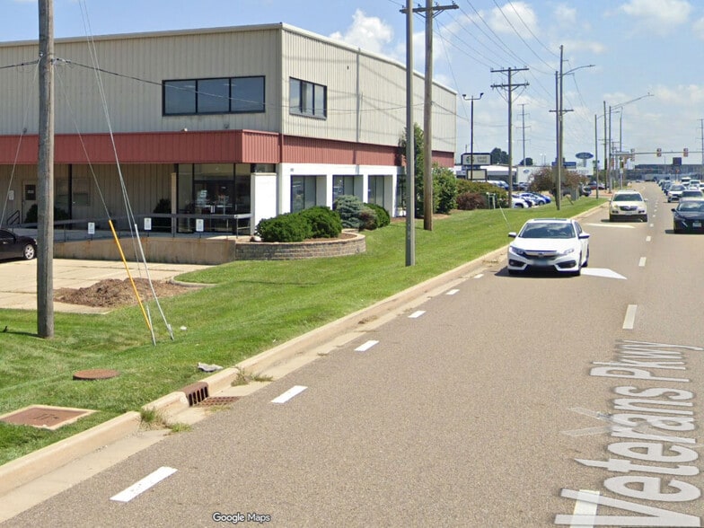 More Photos Of 1703 S Veterans Pky, Bloomington Warehouse For Sale