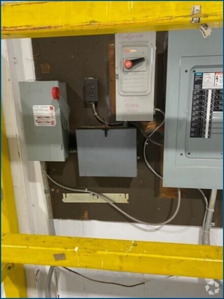 More Photos Of 1616 Matheson Blvd, Mississauga Manufacturing For Lease