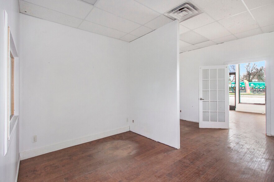 More Photos Of 1052-1072 W Huron St, Waterford Freestanding For Lease
