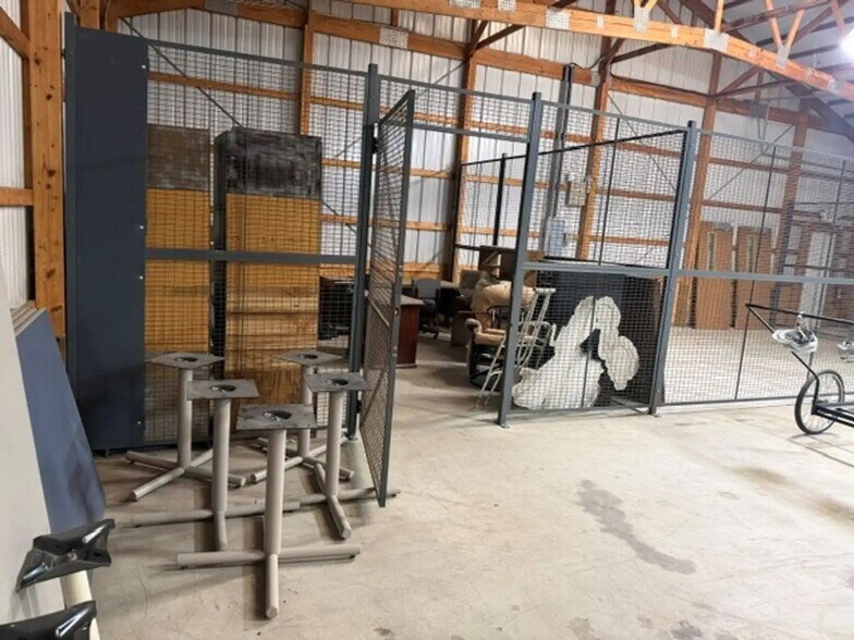 More Photos Of 950 Glengarry Drive, Fairdale Industrial For Sale