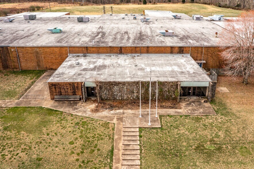 More Photos Of 200 Universal Dr, Centerville Distribution For Lease