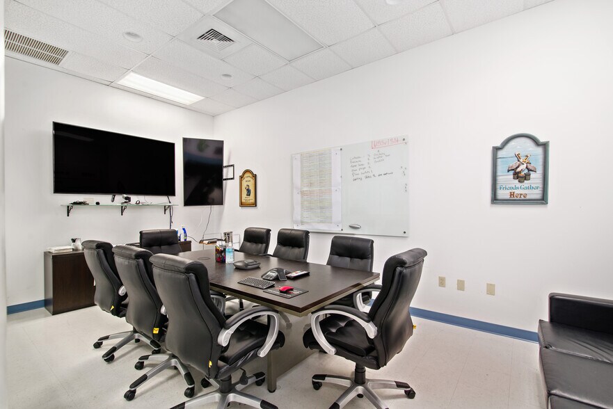 More Photos Of 2805-2889 N Commerce Pky, Miramar Distribution For Lease