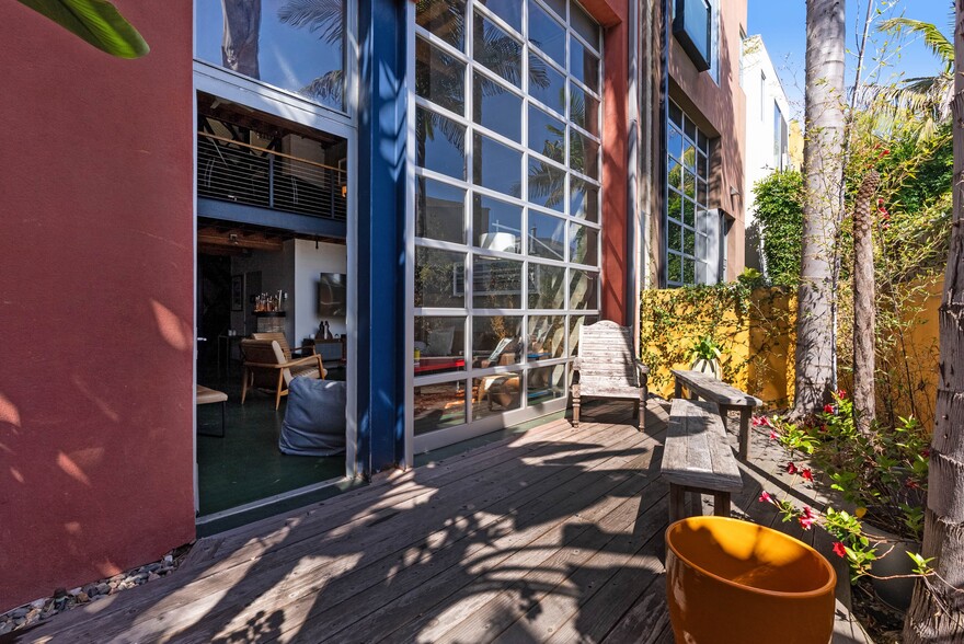More Photos Of 2114 Narcissus Ct, Venice Office For Lease