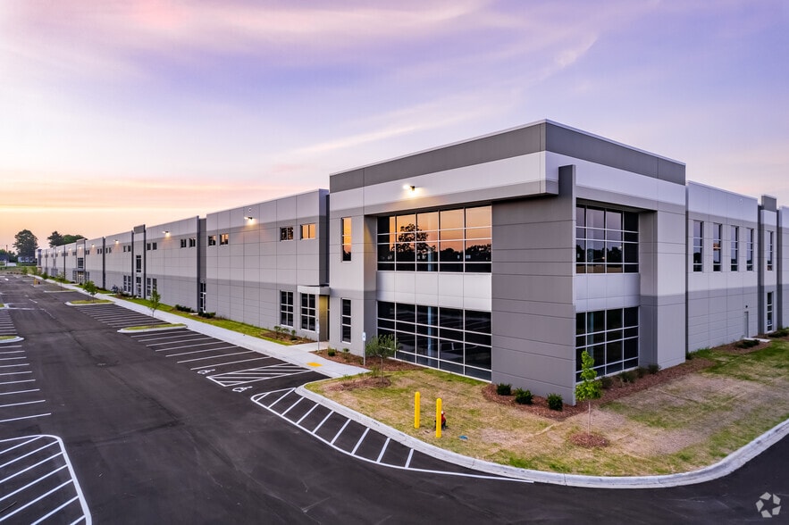 More Photos Of 9141 S 13th St, Oak Creek Warehouse For Lease