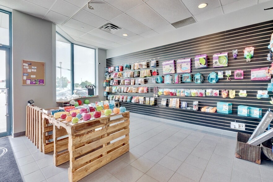 More Photos Of 3145 Dundas St W, Mississauga Storefront Retail Office For Lease