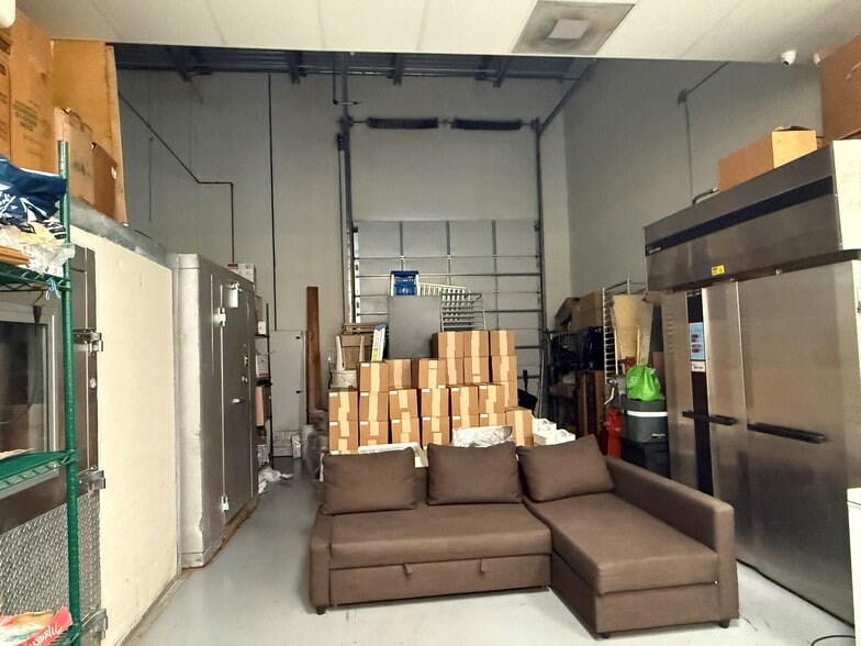 More Photos Of 14000-14046 NW 82nd Ave, Miami Lakes Light Distribution For Lease