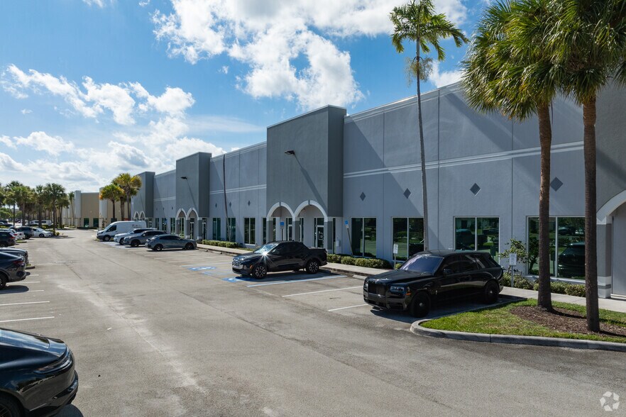 More Photos Of 1701 Green Rd, Deerfield Beach Distribution For Lease