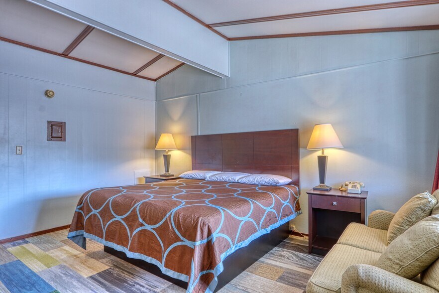 More Photos Of 726 S Highway 35, Saint Croix Falls Hotel For Sale