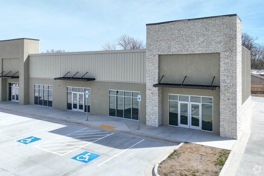 More Photos Of 900 Meriweather St, Okmulgee General Retail For Lease