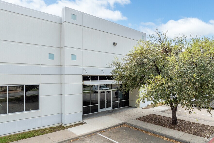 More Photos Of 989 W Sandy Lake Rd, Coppell Warehouse For Sale