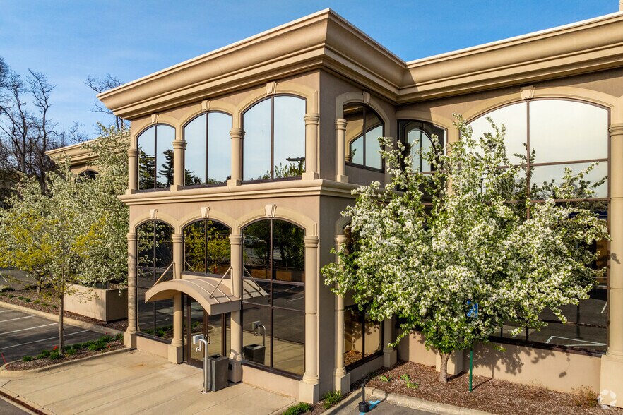 More Photos Of 21 E Long Lake Rd, Bloomfield Hills Office For Lease