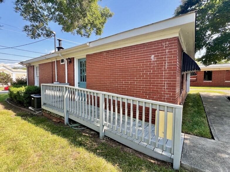More Photos Of 411 E Statesville Ave, Mooresville Medical For Lease