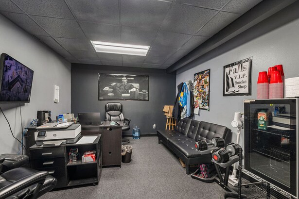 More Photos Of 7813 Buffalo Ave, Niagara Falls Showroom For Sale