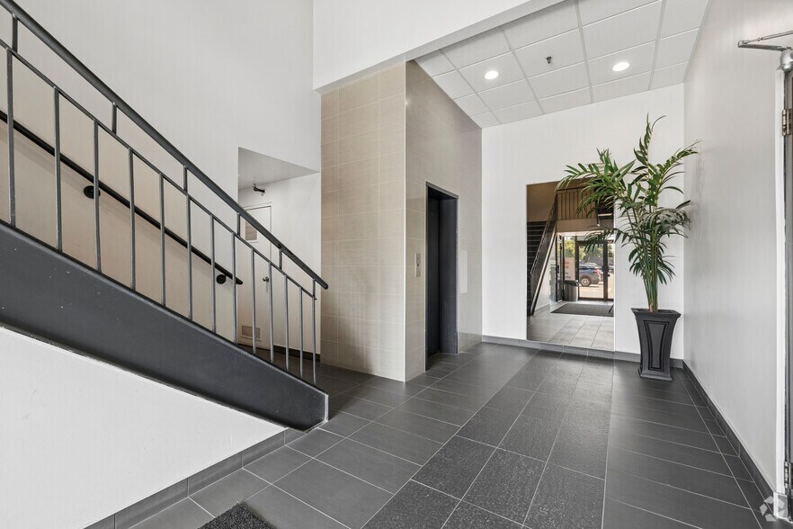 More Photos Of 1400 Av St-Jean-Baptiste, Québec Flex For Lease