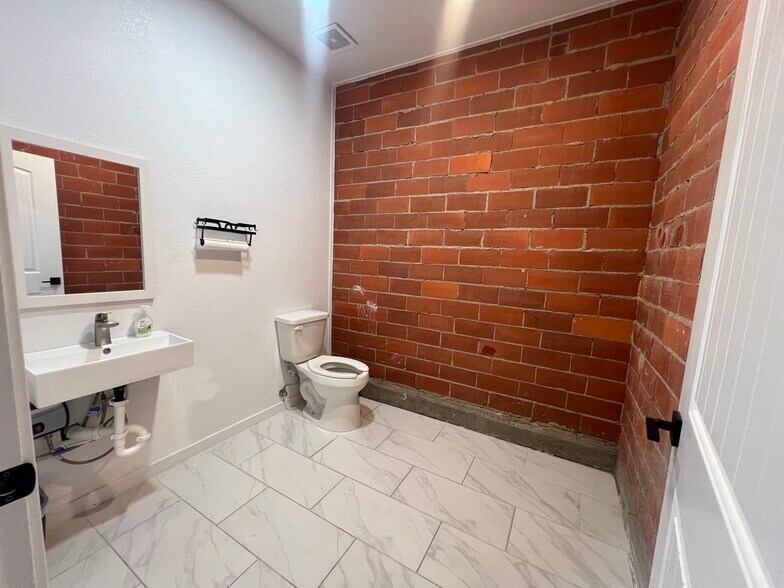 More Photos Of 300 N 8th Suite 100 St, Killeen General Retail For Lease