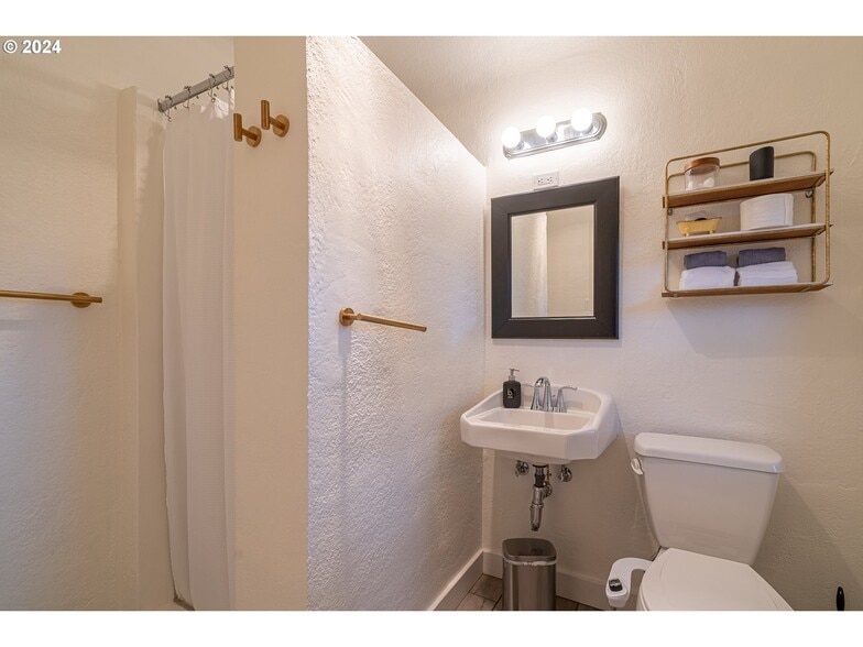 More Photos Of 1175 2nd St SE, Bandon Hotel For Sale