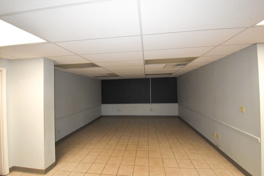 More Photos Of 544 Niedringhaus Ave, Granite City Office For Lease