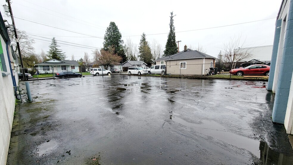 More Photos Of 2060 Warner St NE, Salem Warehouse For Sale