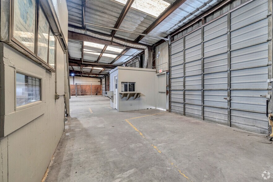More Photos Of 8403 Bassett St, Houston Warehouse For Sale