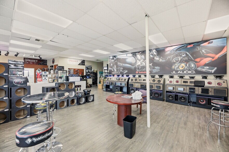 More Photos Of 10 SE Everett Mall Way, Everett General Retail For Lease