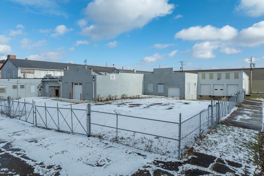 More Photos Of 400 Cherry Ave SE, Canton Manufacturing For Lease