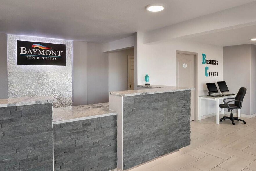 More Photos Of 4685 NE 14th St, Des Moines Hotel For Sale