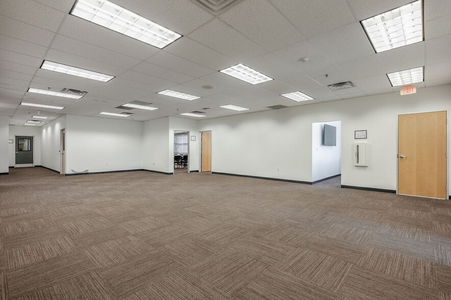 More Photos Of 4715 Mountain Creek Pky, Dallas Manufacturing For Lease