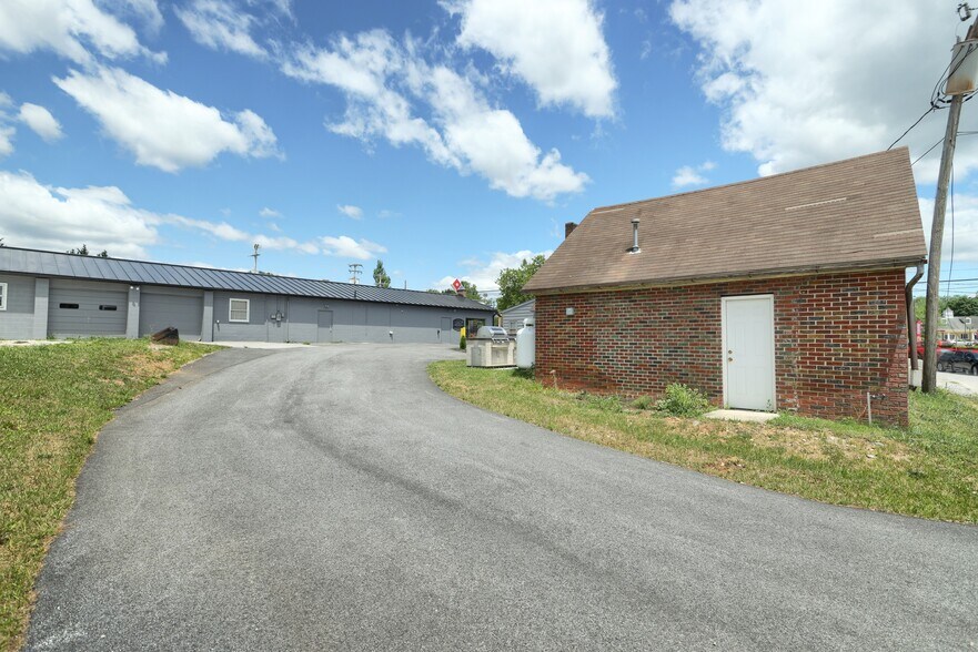 More Photos Of 550 S Main St, Shrewsbury Freestanding For Lease