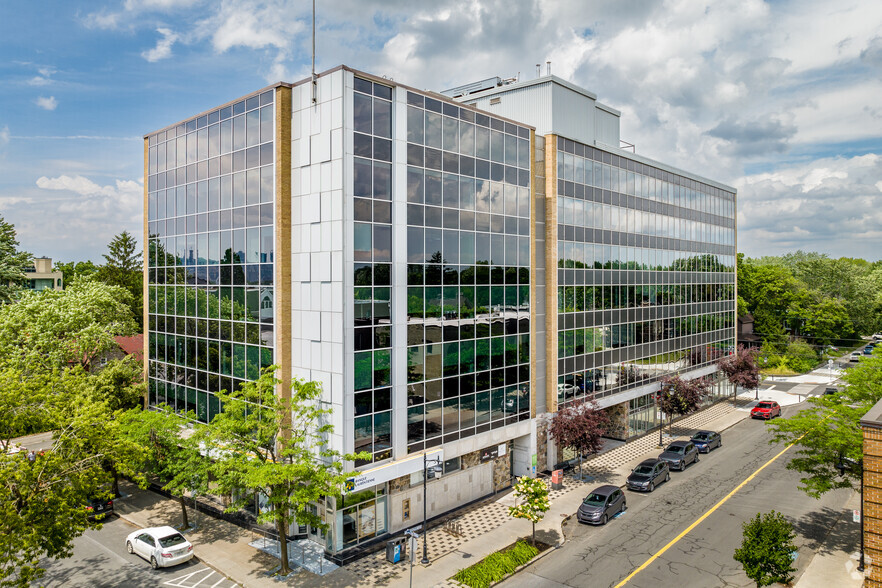 Primary Photo Of 2-14 Boul Désaulniers, Saint-lambert Office For Lease