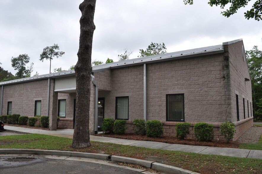 More Photos Of 612 Johnnie Dodds Blvd, Mount Pleasant Showroom For Lease
