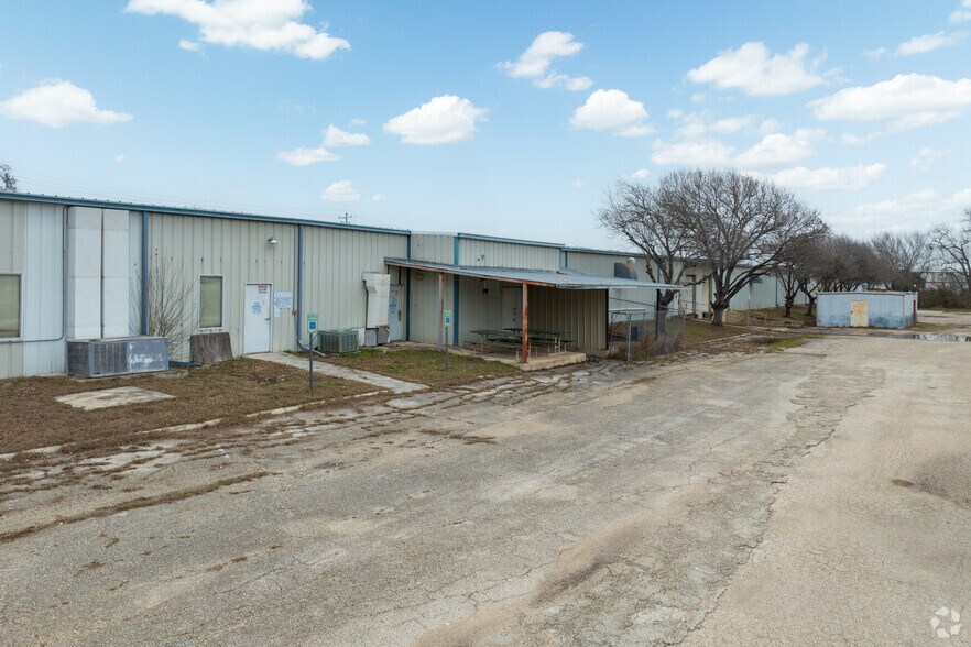 More Photos Of 1903 N Austin St, Seguin Manufacturing For Lease