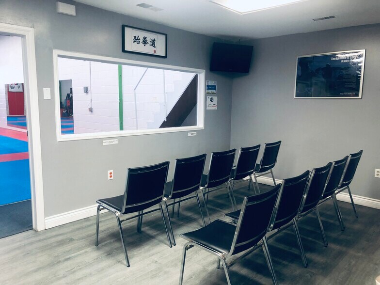 More Photos Of 1380 Hopkins St, Whitby Showroom For Lease