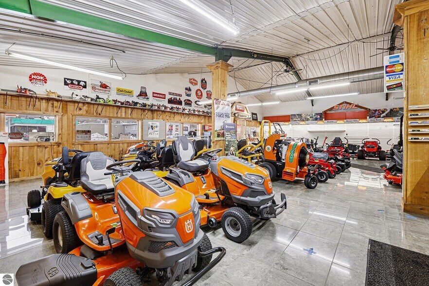 More Photos Of 414 S Mitchell St, Cadillac General Retail For Lease