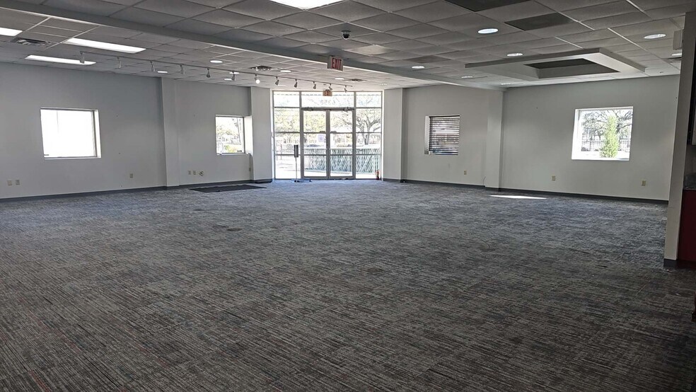 More Photos Of 6358 Pinemont Dr, Houston Showroom For Lease