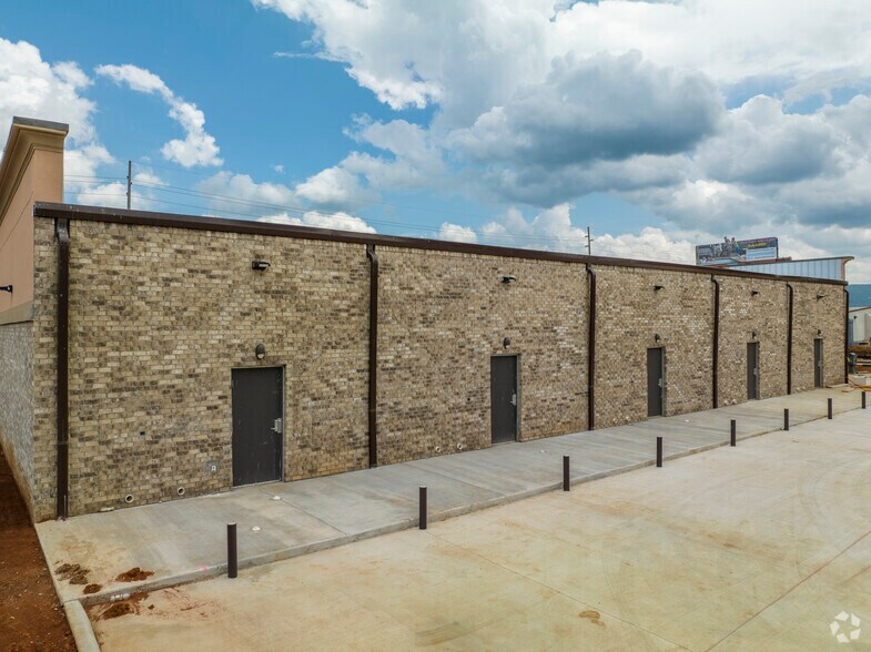 More Photos Of 5095 Moores Mill Rd, Huntsville General Retail For Lease