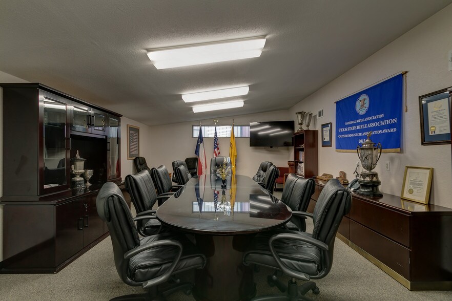 More Photos Of 8411 N Interstate 35, Austin Office For Lease