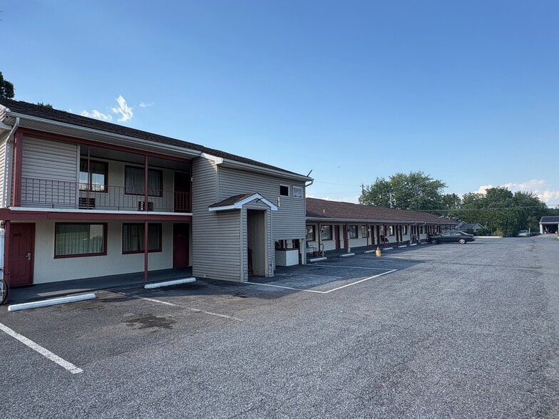 Primary Photo Of 155 Richardson Rd, Middletown Hotel For Sale