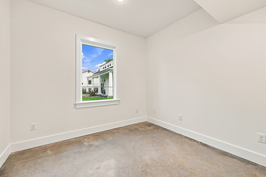 More Photos Of 112 Buckroe Ave, Hampton Storefront Retail Residential For Sale