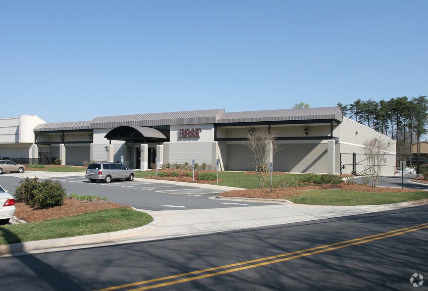 More Photos Of 2825 Reynolda Rd, Winston-Salem Health Club For Sale