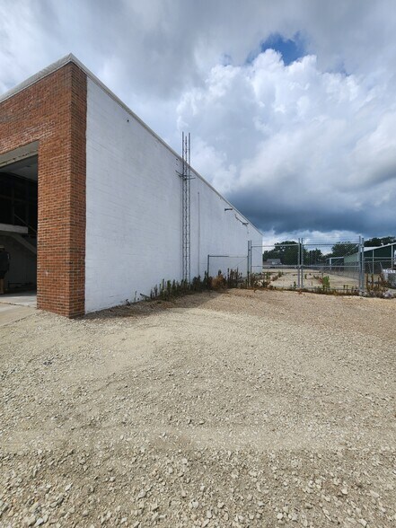 More Photos Of 103 Quarry Rd, Rochelle Warehouse For Lease