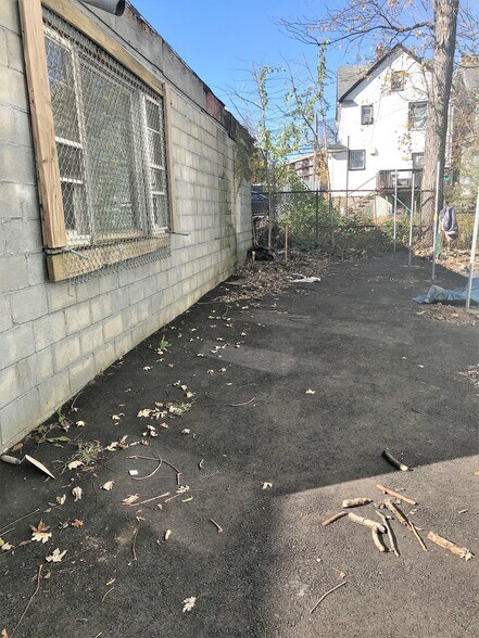 More Photos Of 157 Smith St, Newark Storefront Retail Office For Sale